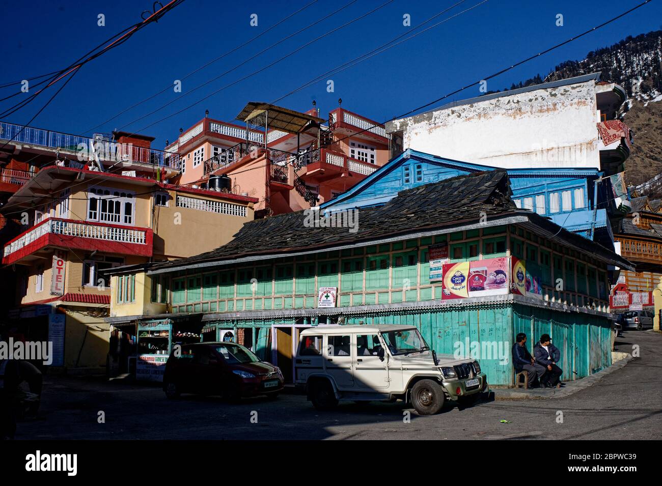 Negozi e case sulla strada del mercato di Sarahan Foto Stock