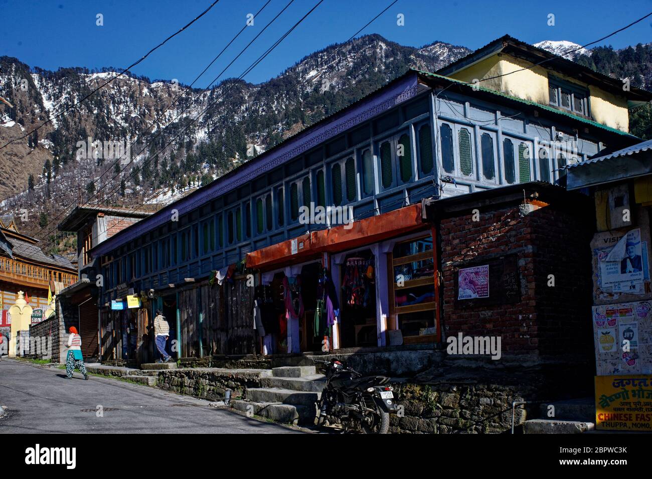 Negozi e case sulla strada del mercato di Sarahan Foto Stock