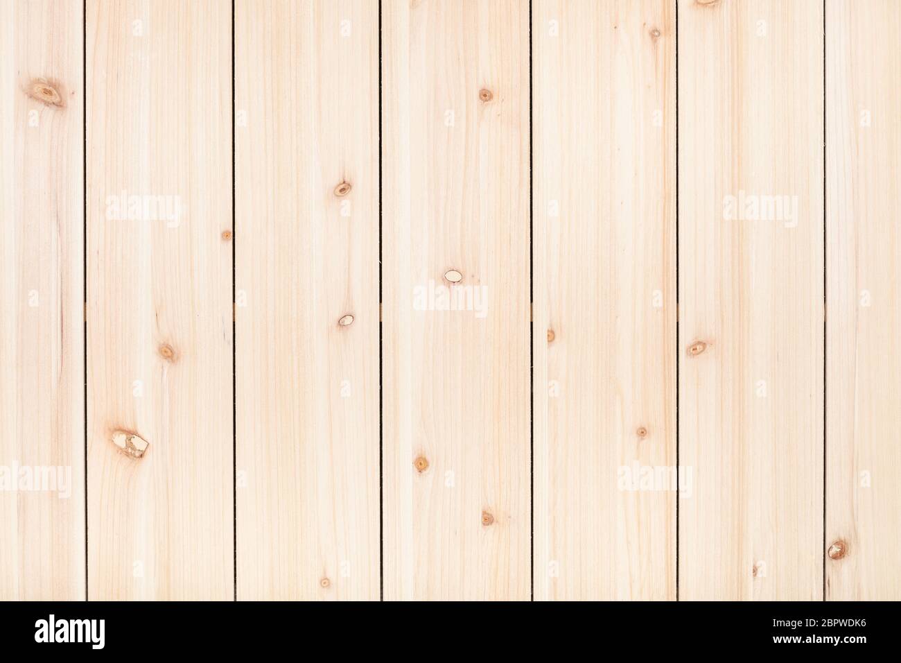 sfondo in legno - pannello in legno non verniciato da assi verticali di pino stretto Foto Stock