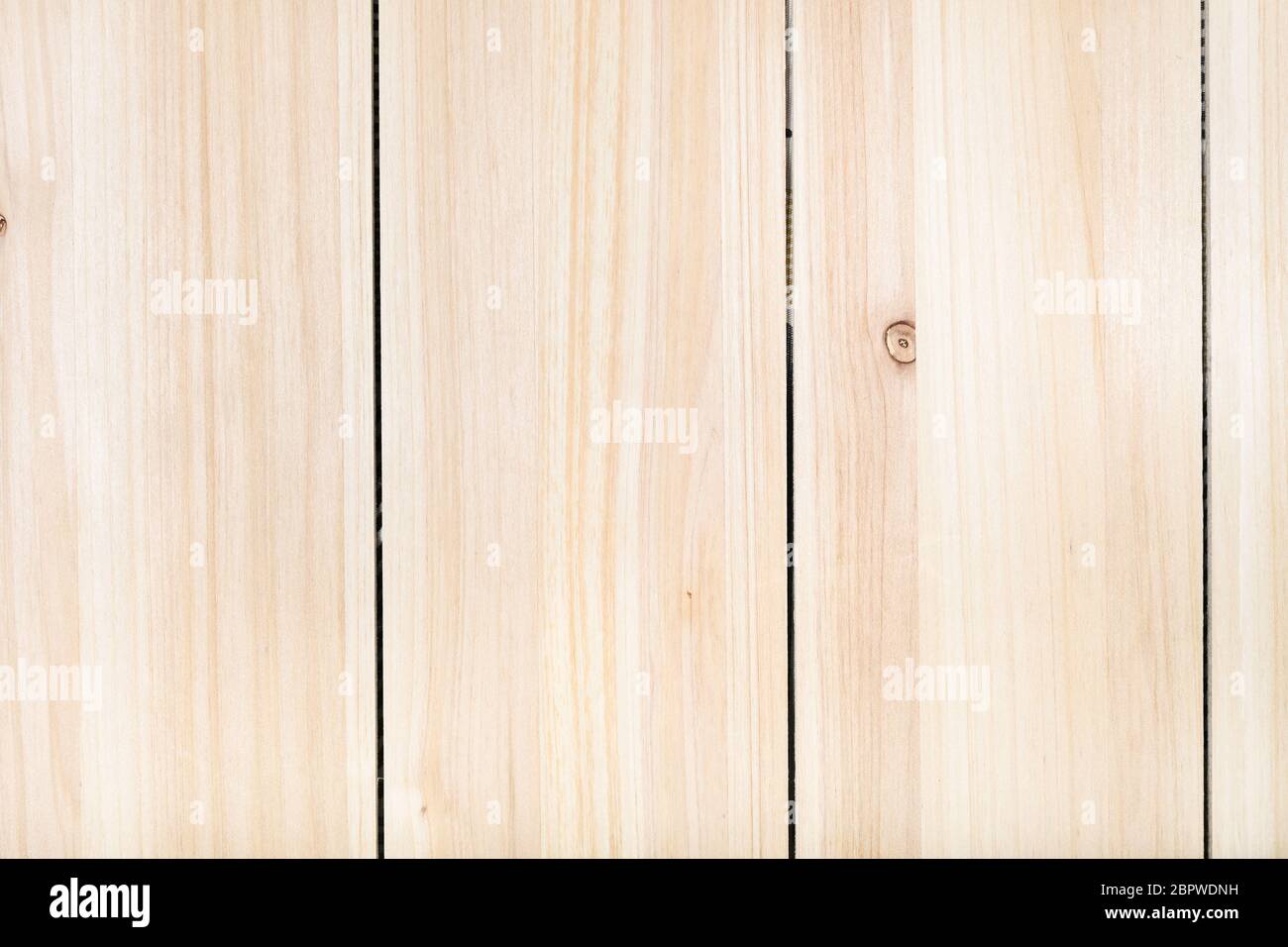 legno di fondo - pannello di legno non verniciato da assi verticali di pino largo Foto Stock