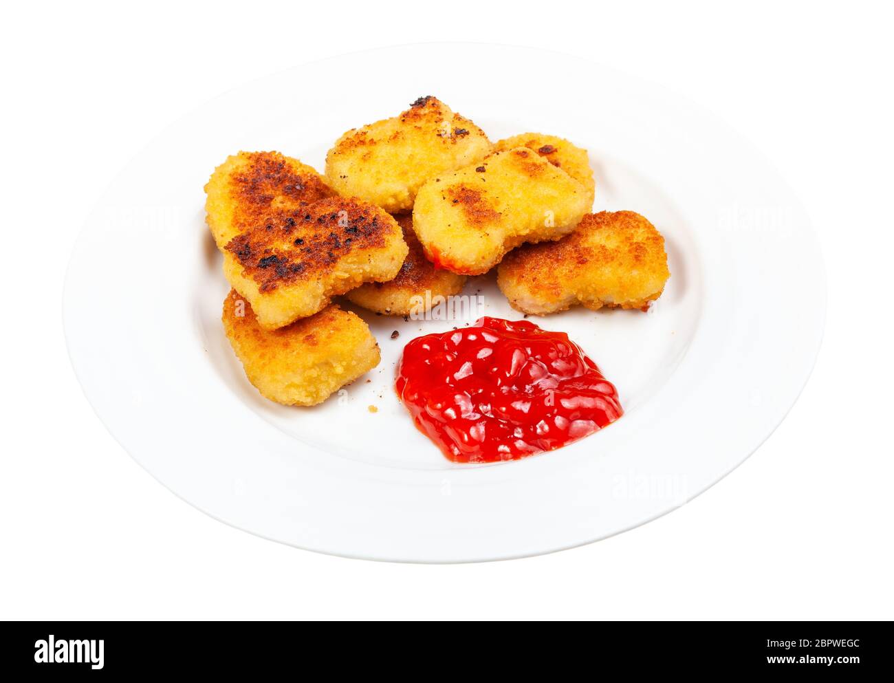 molti bocconcini di pollo fritti con ketchup di pomodoro su piatto bianco isolato su sfondo bianco Foto Stock