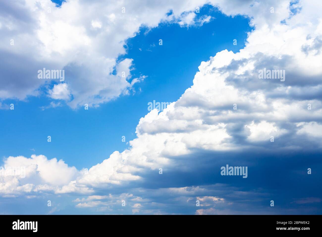 grandi nuvole piovose nel cielo blu in sole primavera giorno Foto Stock