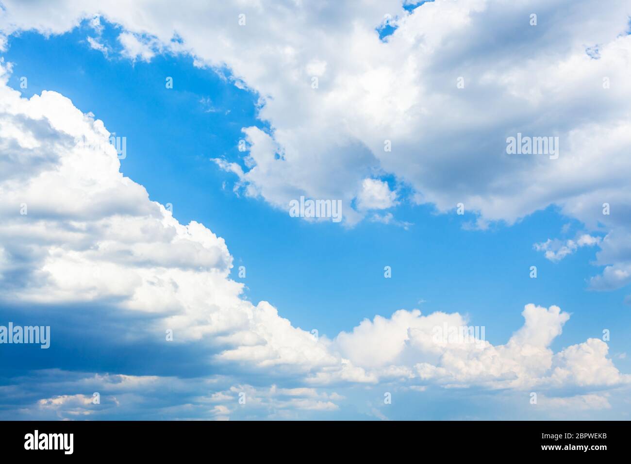 grandi nuvole nel cielo blu in sole primavera giorno Foto Stock