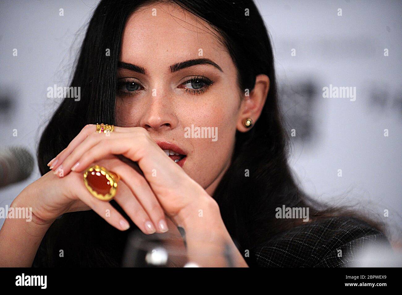 TORONTO, ON - SETTEMBRE 11: Megan Fox parla sul palco alla conferenza stampa 'Jennifer's Body' tenutasi al Sutton Place Hotel il 11 settembre 2009 a Toronto, Canada. Persone: Megan Fox Credit: Storms Media Group/Alamy Live News Foto Stock