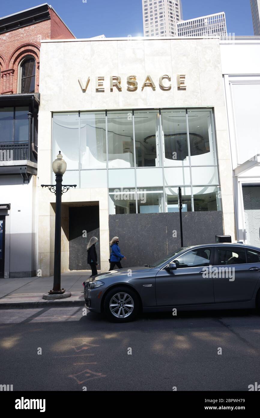 Chiusure dei negozi di Versace Covid - Negozio di fascia alta nella Gold Coast di Chicago, salito durante la pandemia di COVID-19. Foto Stock