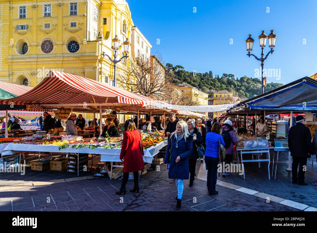 Nizza, Francia, 2020 gennaio - turisti e locali passeggiano tra le bancarelle del mercato al Cours Salaya a Nizza Foto Stock