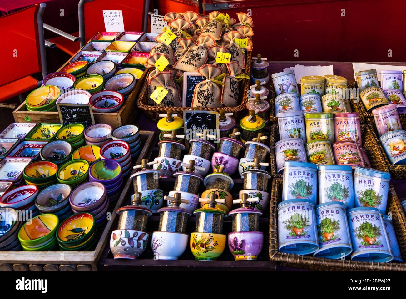 Nizza, Francia, 2020 gennaio - souvenir e regali tipici provenzali in vendita in una bancarella di mercato al Corus Saleya Foto Stock