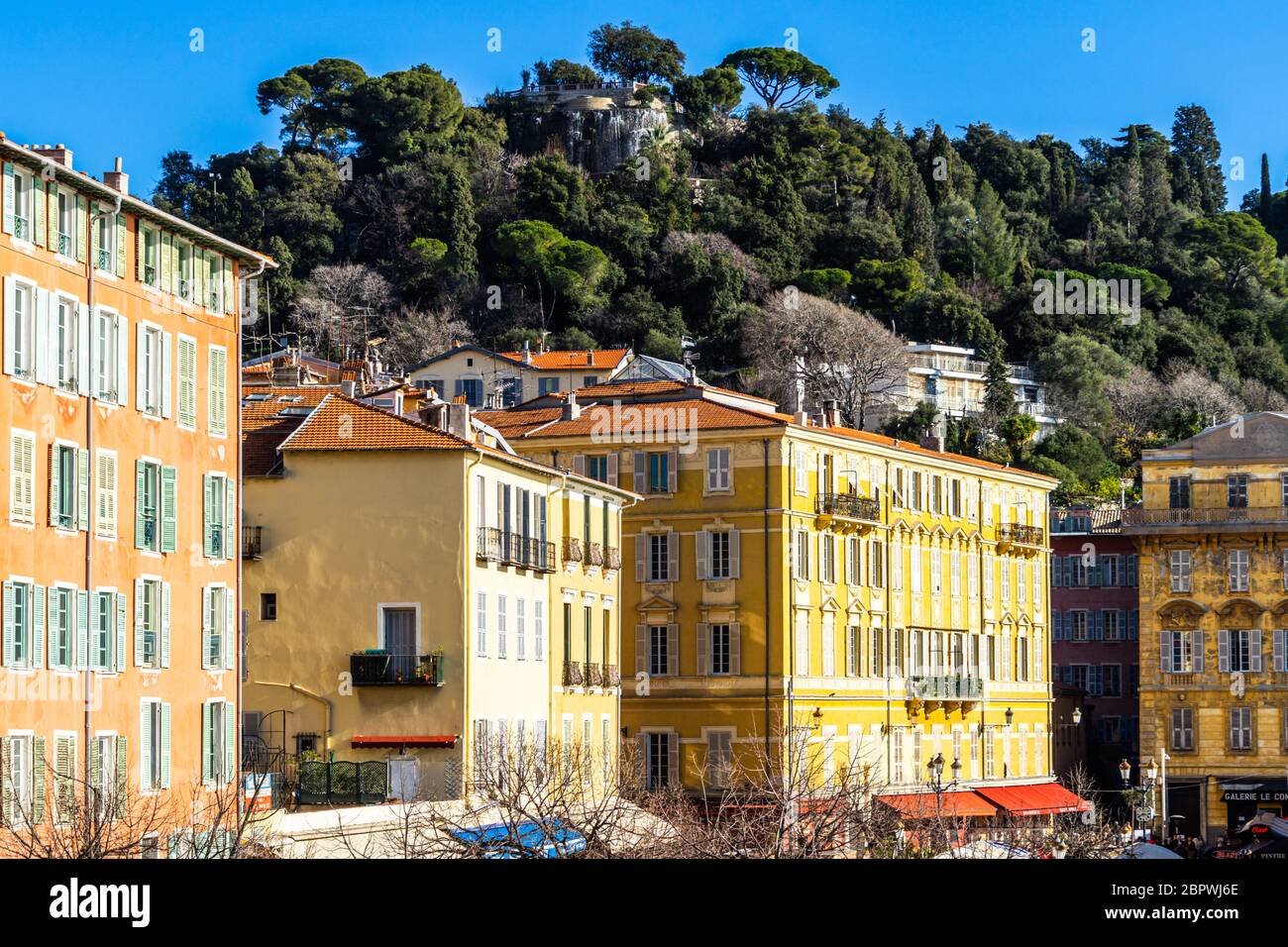 Nizza, Francia, gennaio 2020 - tradizionale edificio colorato di Cours Saleya sotto la colline du Chateau (collina del Castello), il miglior punto di vista di Nizza Foto Stock