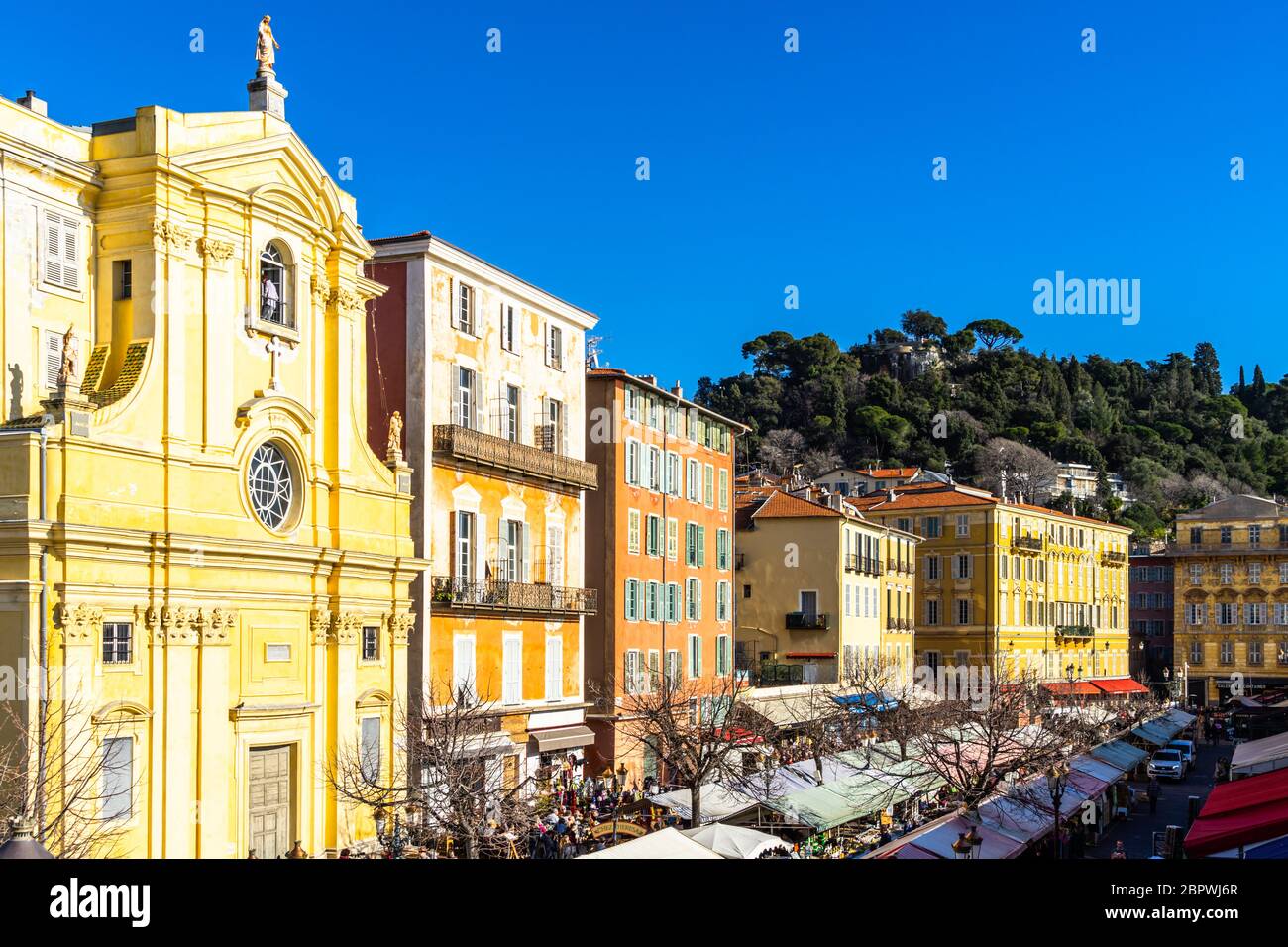 Vista di Cours Saleya, il famoso mercato delle pulci della città e popolare attrazione turistica. Nizza, Francia, gennaio 2020 Foto Stock