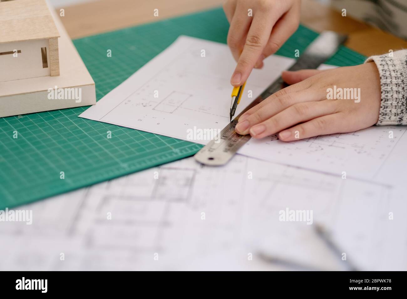Un architetto di lavoro e il taglio di documenti di office Foto Stock
