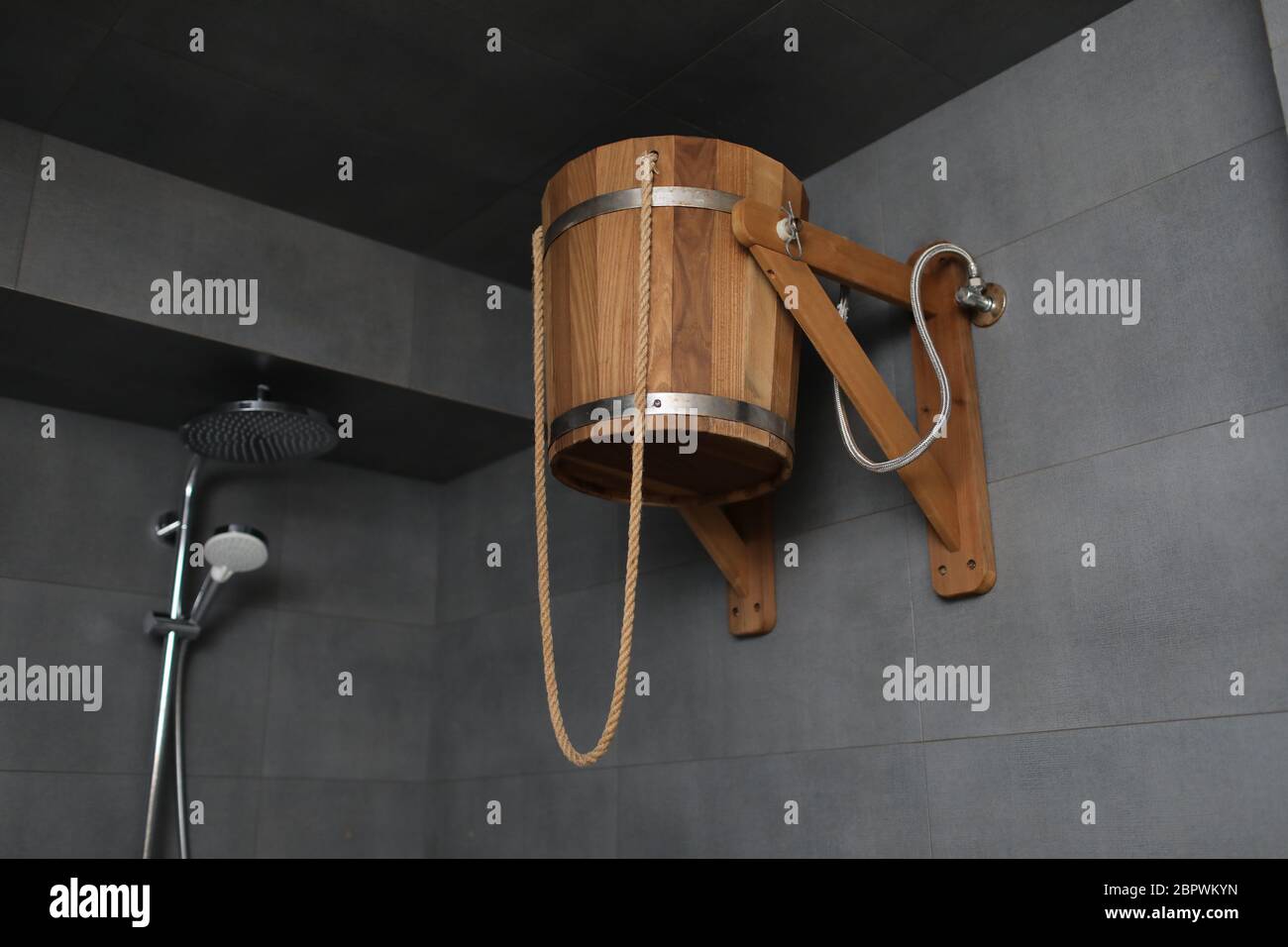 Secchio di legno per bagno russo. Nella doccia idroterapia di acqua fredda  dopo sauna. Stile di vita rustico Foto stock - Alamy