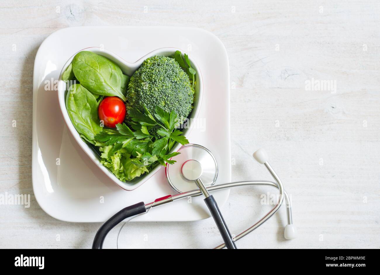 Dieta sana e verde nel concetto del cuore con stetoscopio Foto Stock