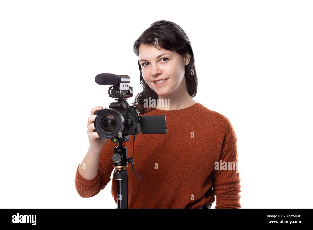 Studentessa d'arte che studia per essere un regista usando una macchina fotografica su un treppiede per un progetto. Sembra fiduciosa della sua creatività. Raffigura gli animatori Foto Stock