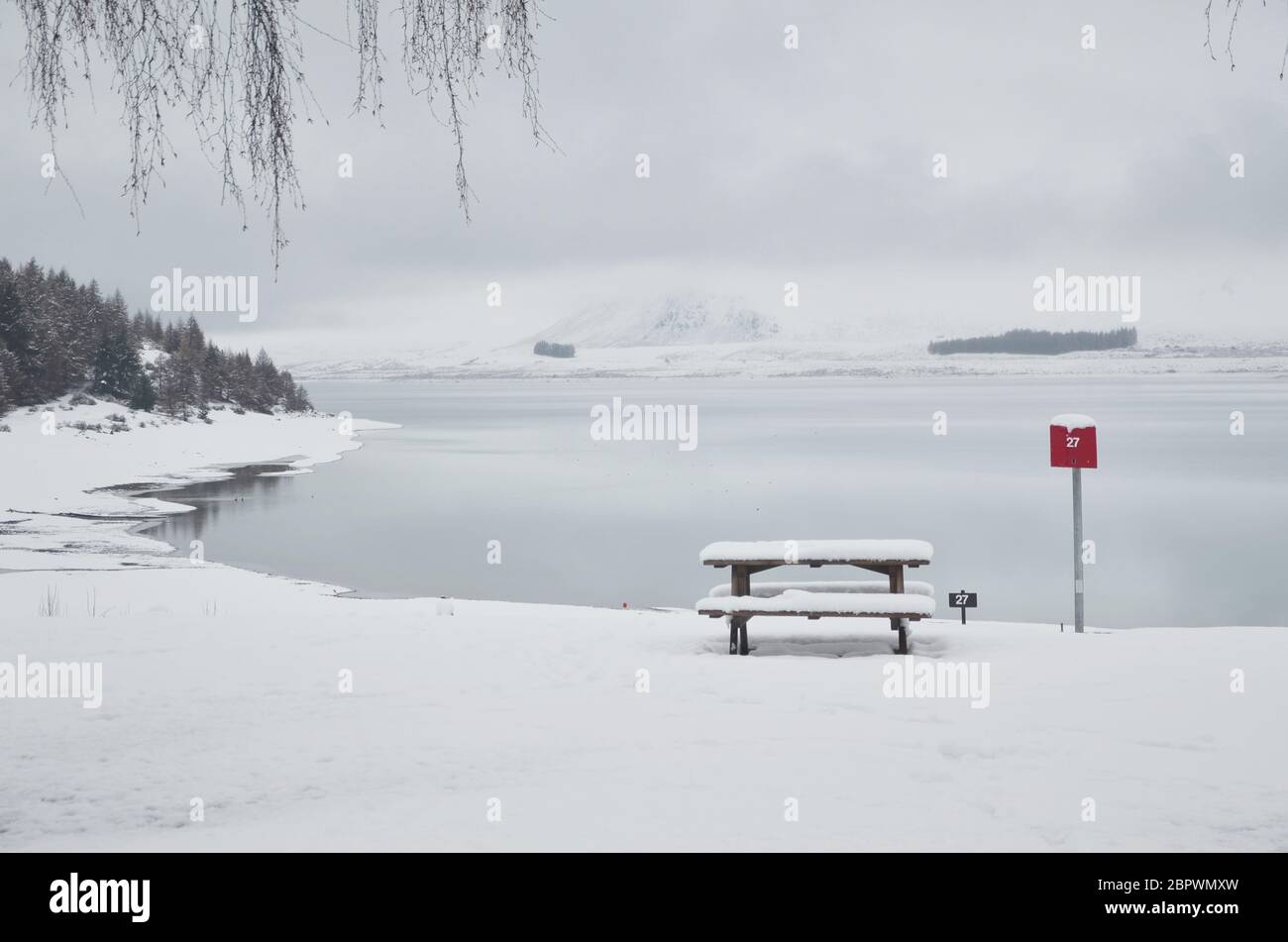 Alba sul lago Tekapo con una porta di ricarica e panca durante l'inverno. Foto Stock