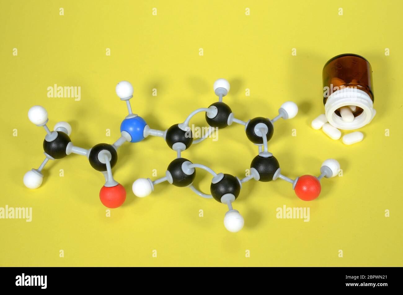 Modello molecolare di Paracetamol, il principio attivo in molti antidolorifici. Il bianco è idrogeno, il nero è carbonio, il rosso è ossigeno e il blu è azoto. Foto Stock