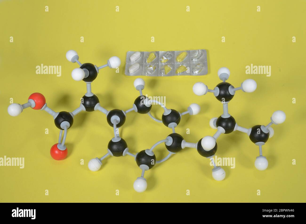 Modello molecolare di Ibubrofen, il principio attivo in molti antidolorifici. Il bianco è idrogeno, il nero è carbonio, il rosso è ossigeno e il blu è azoto. Foto Stock
