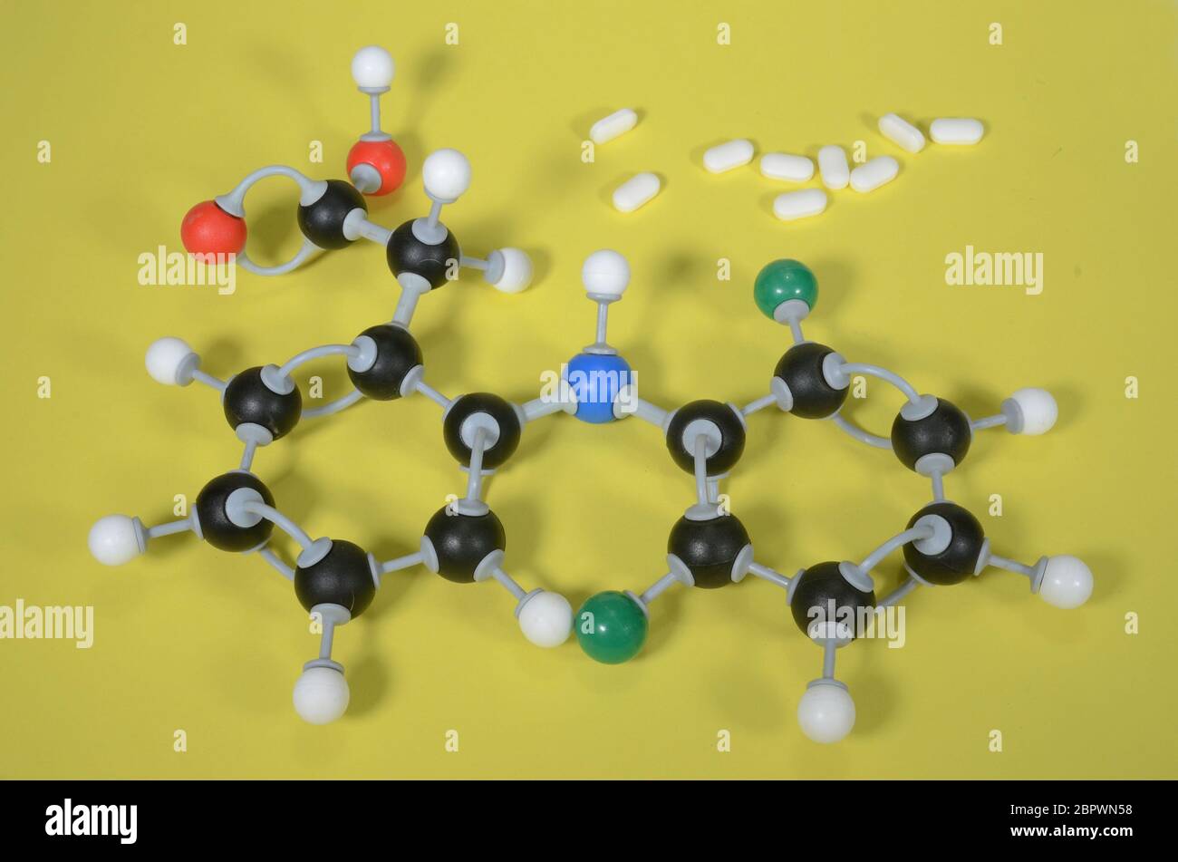 Modello molecolare di Diclofenac, il principio attivo in molti antidolorifici. Il bianco è idrogeno, il nero è carbonio, il rosso è ossigeno, il verde è cloro e il blu Foto Stock
