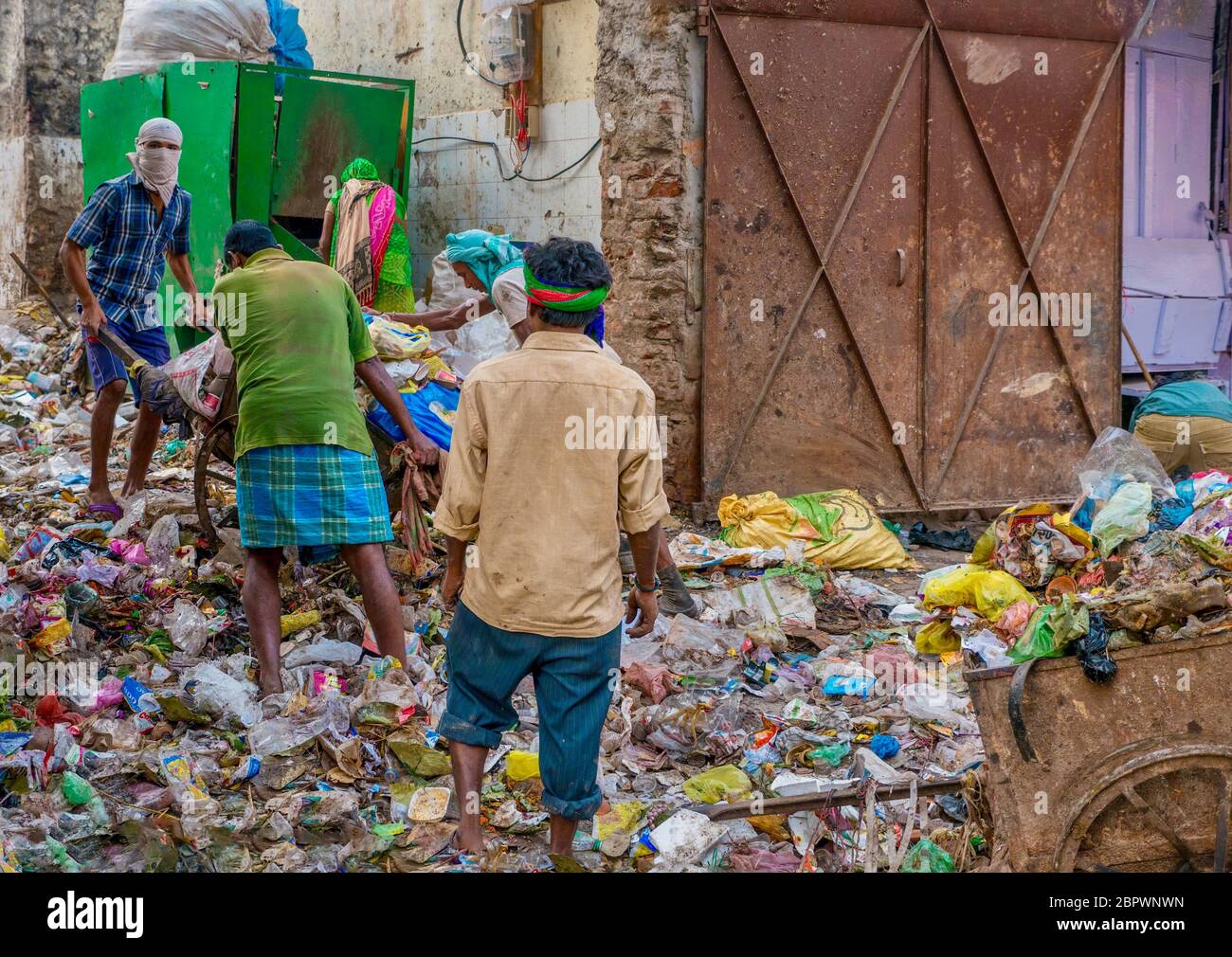 Varanasi, India - 13 novembre 2015. Un sito di discarica dei rifiuti urbani, dove i cittadini scaricano i rifiuti domestici, creando problemi di salute pubblica e di rifiuti. Foto Stock
