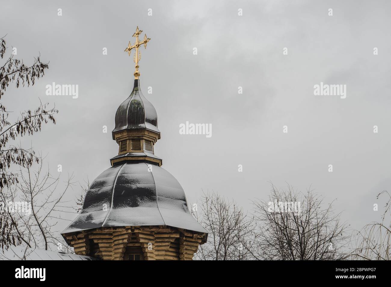 Albero ortodosso chiesa russa coperto di neve. Chiesa di legno prima di Natale Foto Stock