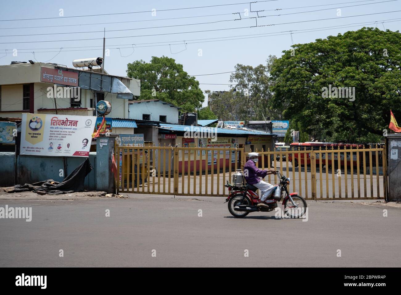 Il governo indiano ha esteso il blocco a livello nazionale per la terza volta fino al 17 maggio. Tuttavia, questa estensione offre un po' di relax per settori, imprese, trasporti di merci e trasporti pubblici. Le zone rurali dell'India possono essere operative liberamente mentre le aree urbane che sono contagiose stanno avendo alcune restrizioni e gli epicentri sono rigorosamente bloccati-giù. L'India ha attraversato quarantamila casi positivi e il numero dei decessi è superiore a tredici centinaia. La battaglia con corona in India è ancora in corso. Dal 4 maggio in avanti Rwards l'India rurale ha iniziato il suo viaggio verso la vita normale. E Foto Stock