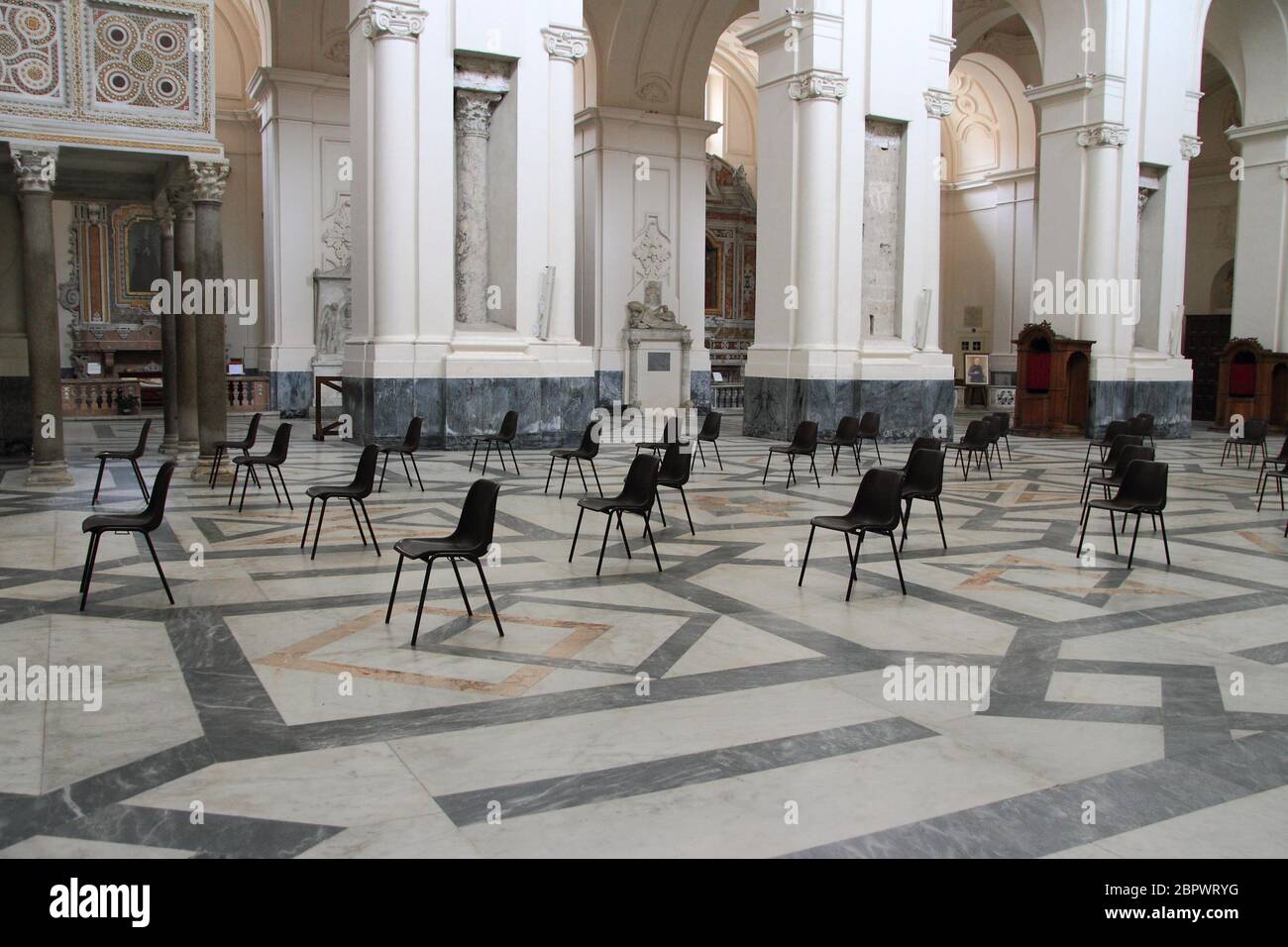 Nella navata centrale del Duomo le sedie sono disposte secondo le regole che prevedono la distanza tra le persone Foto Stock