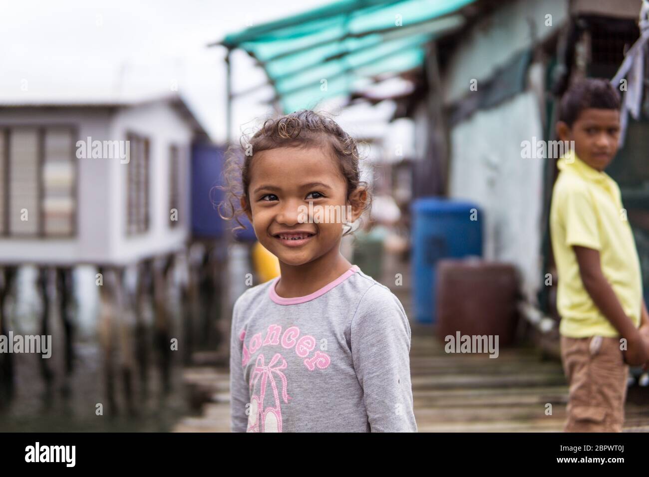 Port Moresby / Papua Nuova Guinea: Ritratto di carina bambina e bambini in legno villaggio galleggiante della capitale di Papua Foto Stock