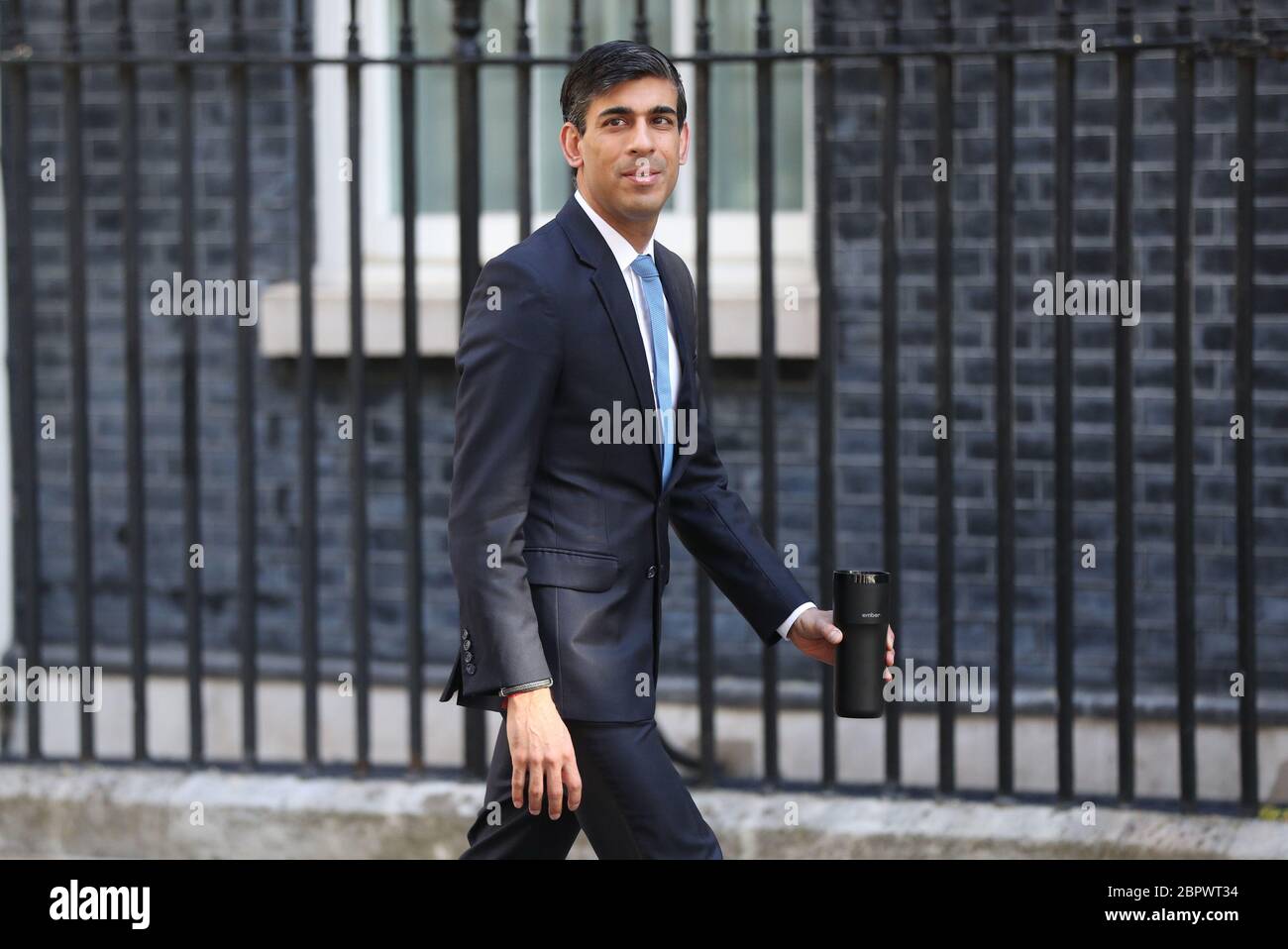 RITRASMETTERE LA DATA DI MODIFICA il Cancelliere Rishi Sunak arriva a Downing Street, Londra, dopo l’introduzione di misure per mettere il paese fuori blocco. Foto Stock