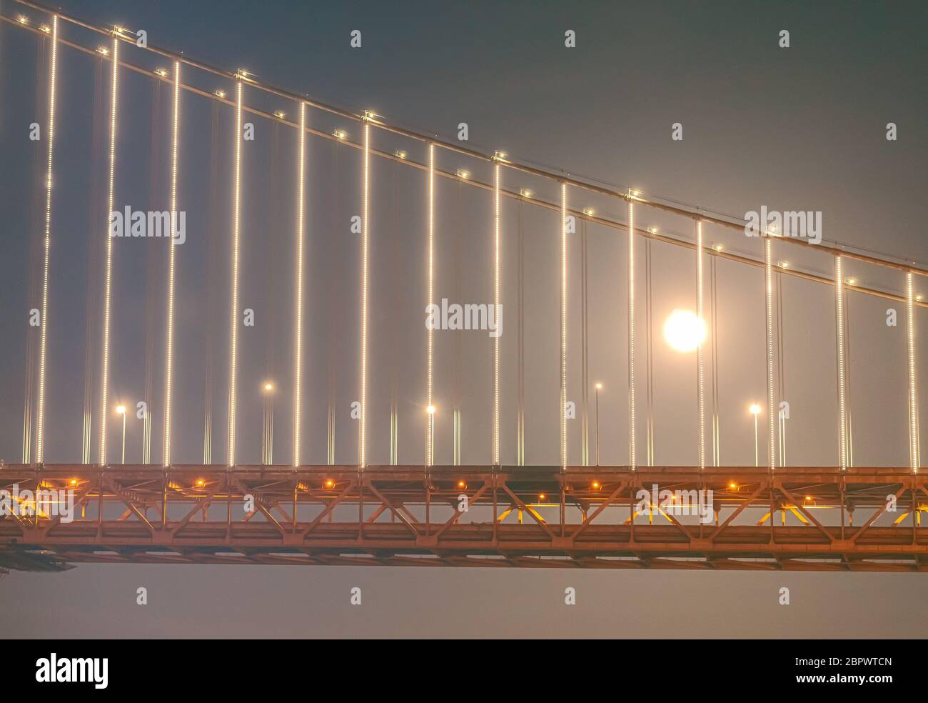 Luna super fiore illuminato sopra il Bay Bridge nel maggio 2020, San Francisco, California, Stati Uniti. Foto Stock