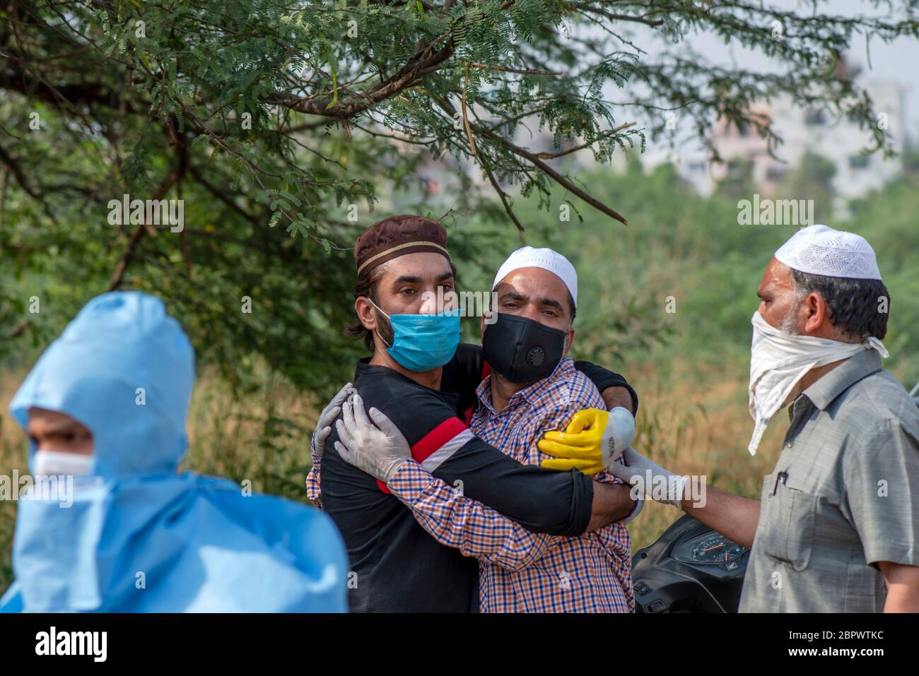 I parenti piangono per un uomo di 23 anni morto a causa della malattia del coronavirus (COVID-19), in un cimitero, mentre il paese ha allentato la sua restrizione di blocco il 13 maggio 2020 a Nuova Delhi, India. Fotografo: Kuldeep Singh Rohilla Foto Stock