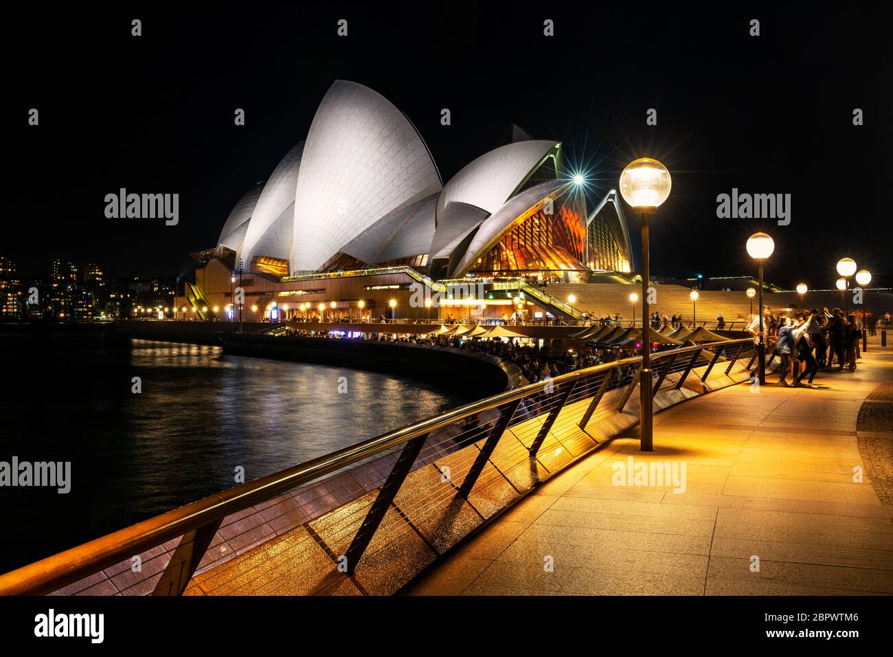 La famosa Opera House di Sydney è splendidamente illuminata. Foto Stock