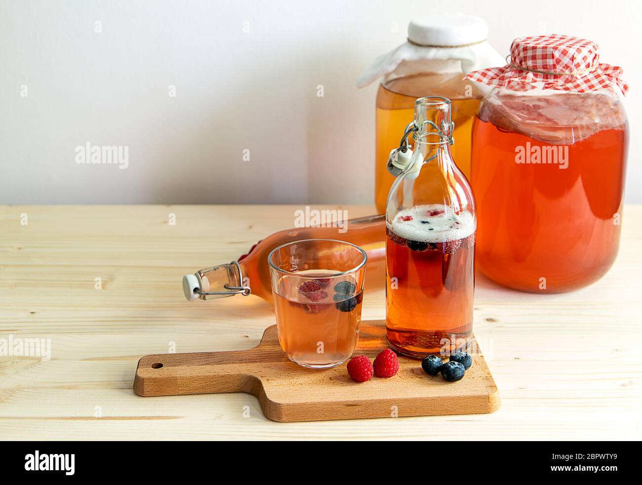 Tè kombucha fermentato fatto in casa Foto stock - Alamy