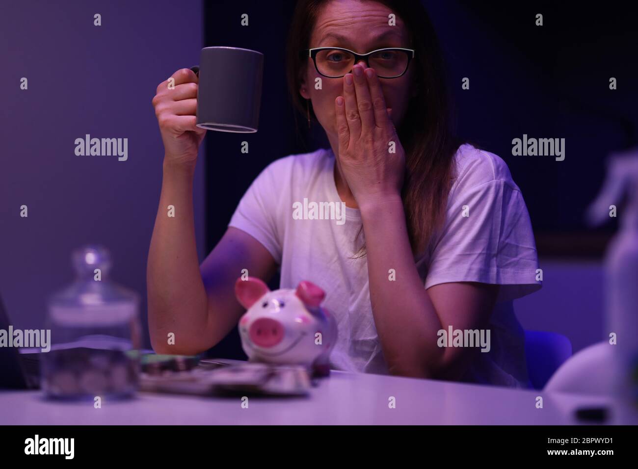 Banconote e monete in tavola Foto Stock