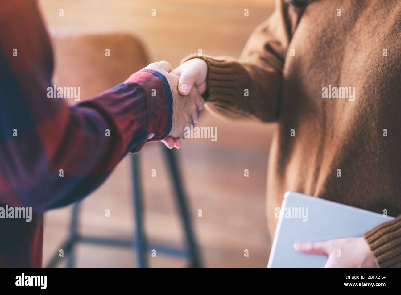 Primo piano immagine di due persone che stringono le mani Foto Stock