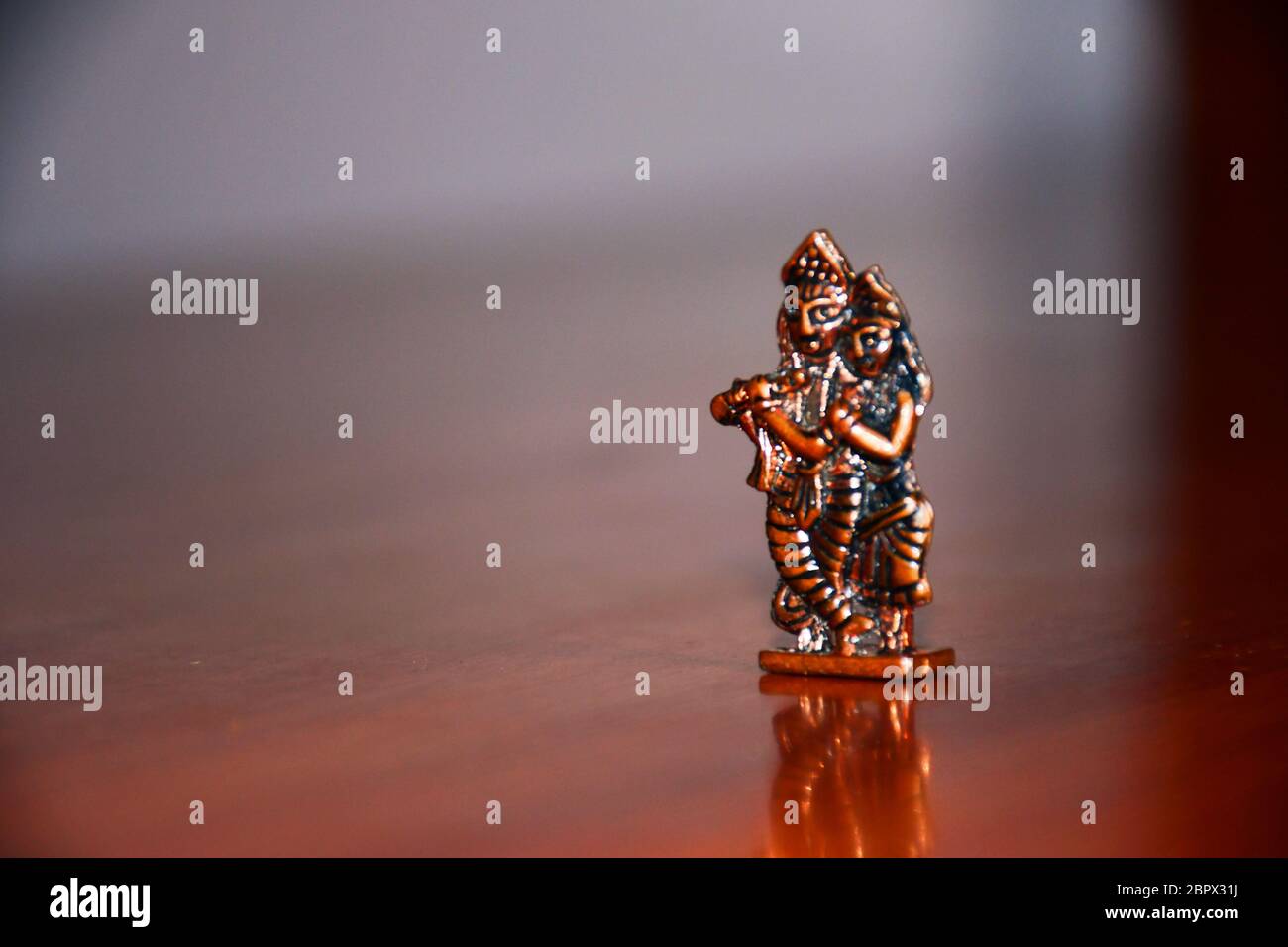 Statua del Signore Radha Krishna, statua di metallo, Dio di religione indù Foto Stock