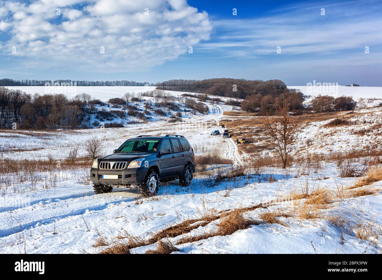 Vista frontale della collina invernale di arrampicata su un'auto Offroad. Concetto di viaggio invernale. Foto Stock