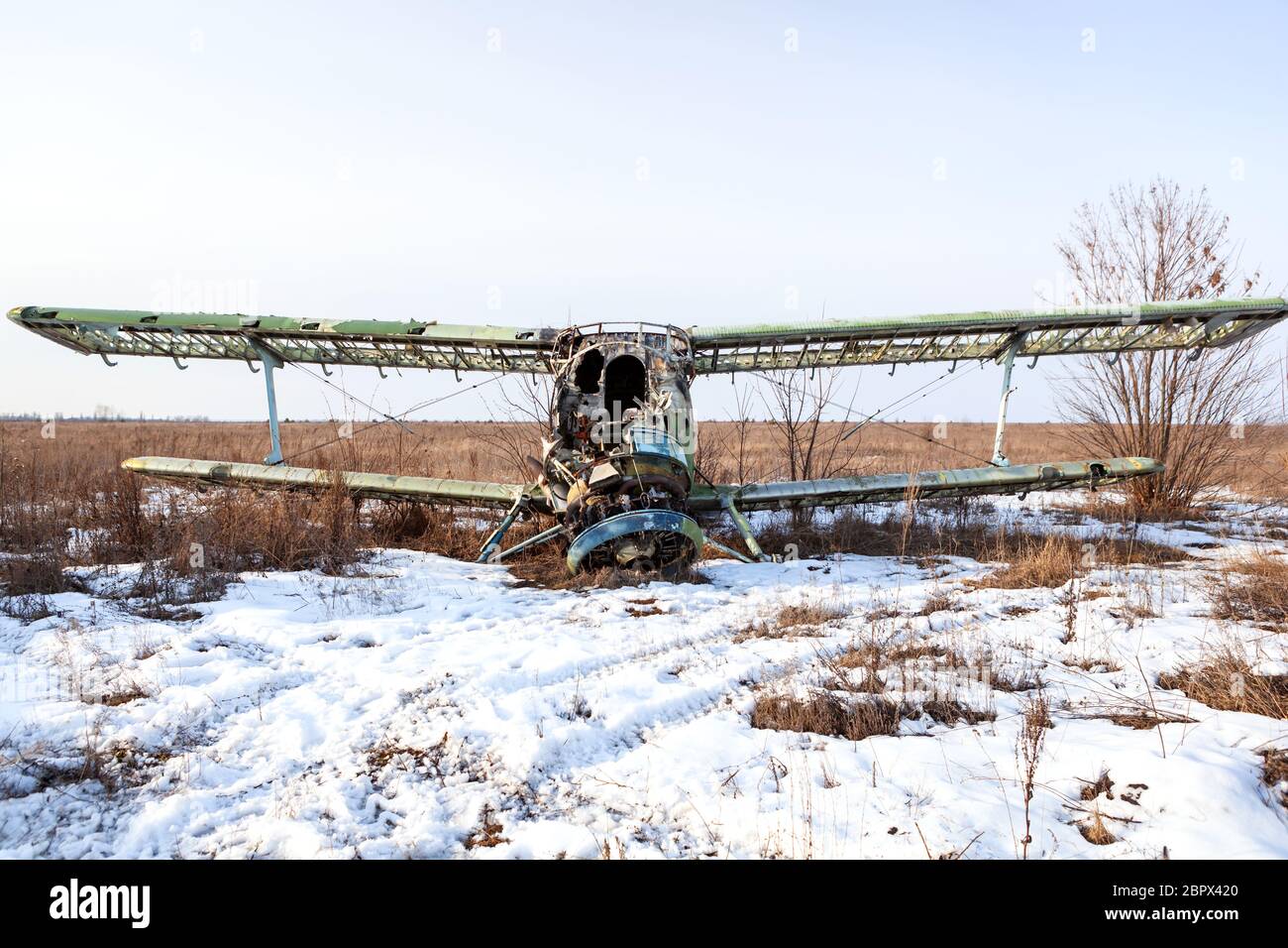 Vista frontale del vecchio aereo rotto Antonov AN-2. Foto Stock