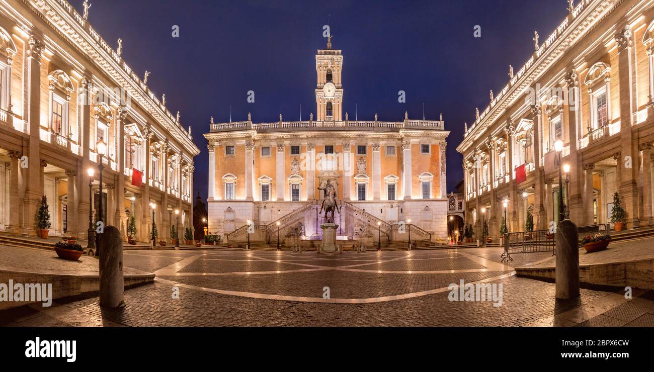 Piazza del Campidoglio sulla sommità del colle capitolino con la facciata del Palazzo Senatoriale e la statua equestre di Marco Aurelio di notte, Roma, Ita Foto Stock