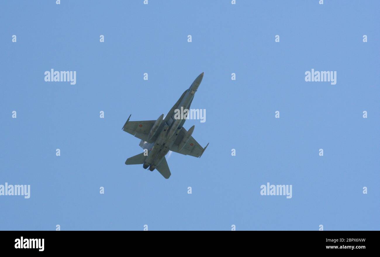 Serie 31 di 165 F/A18 Hornet EF-18 AM variante vista Da sotto tirando G al giorno delle forze armate Santander Cantabria Spagna Foto Stock