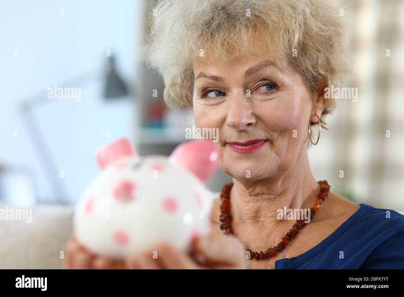 Signora anziana che guarda via Foto Stock