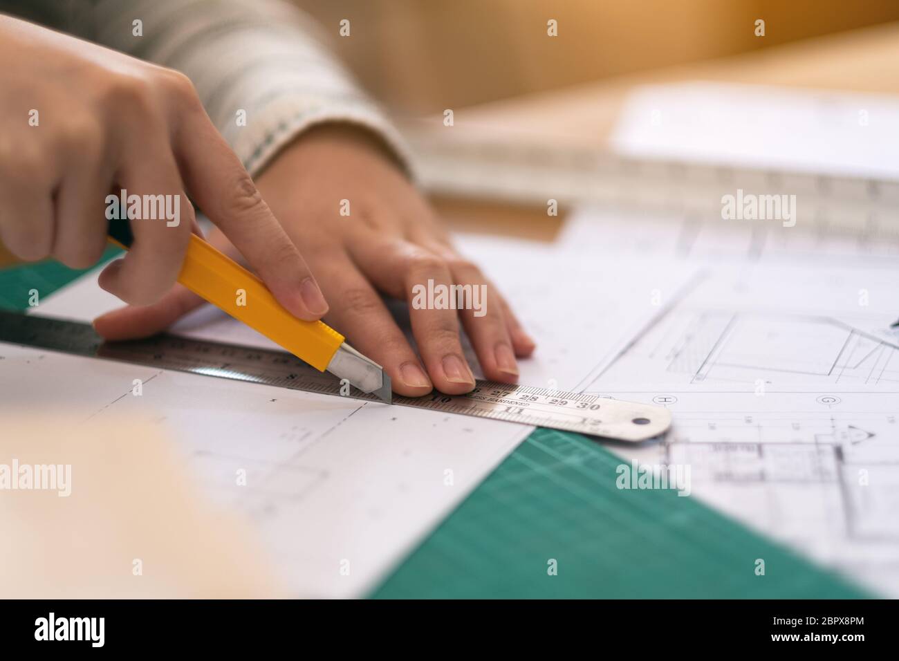 Un architetto di lavoro e il taglio di documenti di office Foto Stock