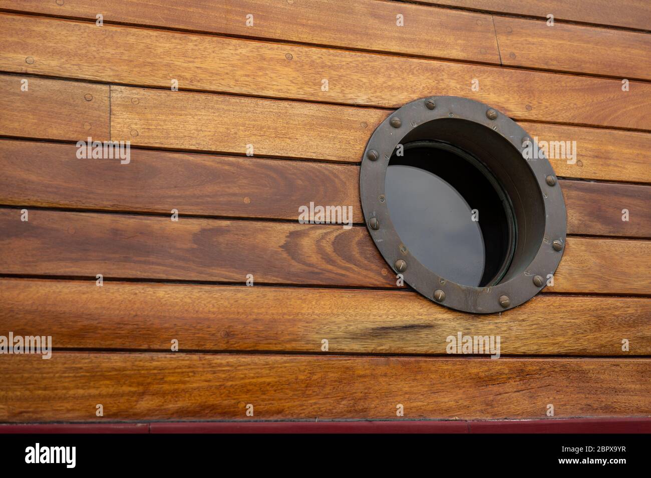 Un portolo in stile antico vintage su una storica barca a vela. Materiali in legno dalle tinte calde che creano una sensazione retrò Foto Stock