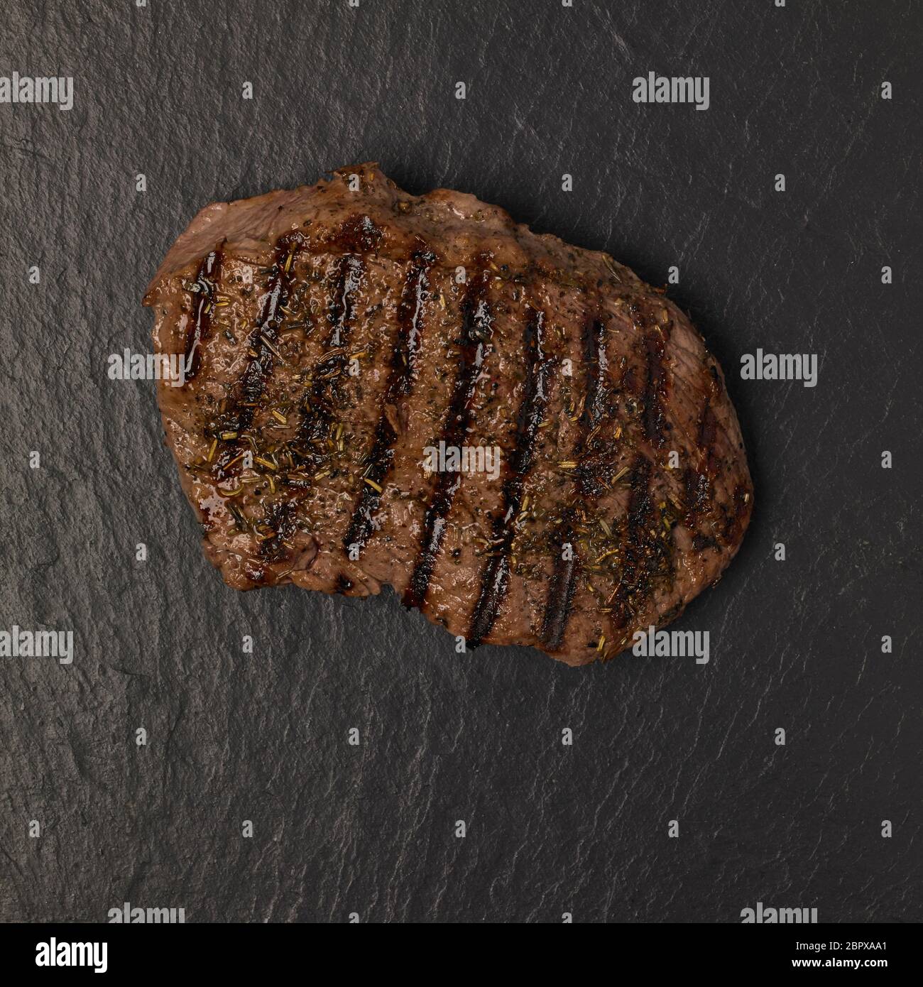 Bistecca di manzo scozzese groddle cotta su fondo di ardesia Foto Stock