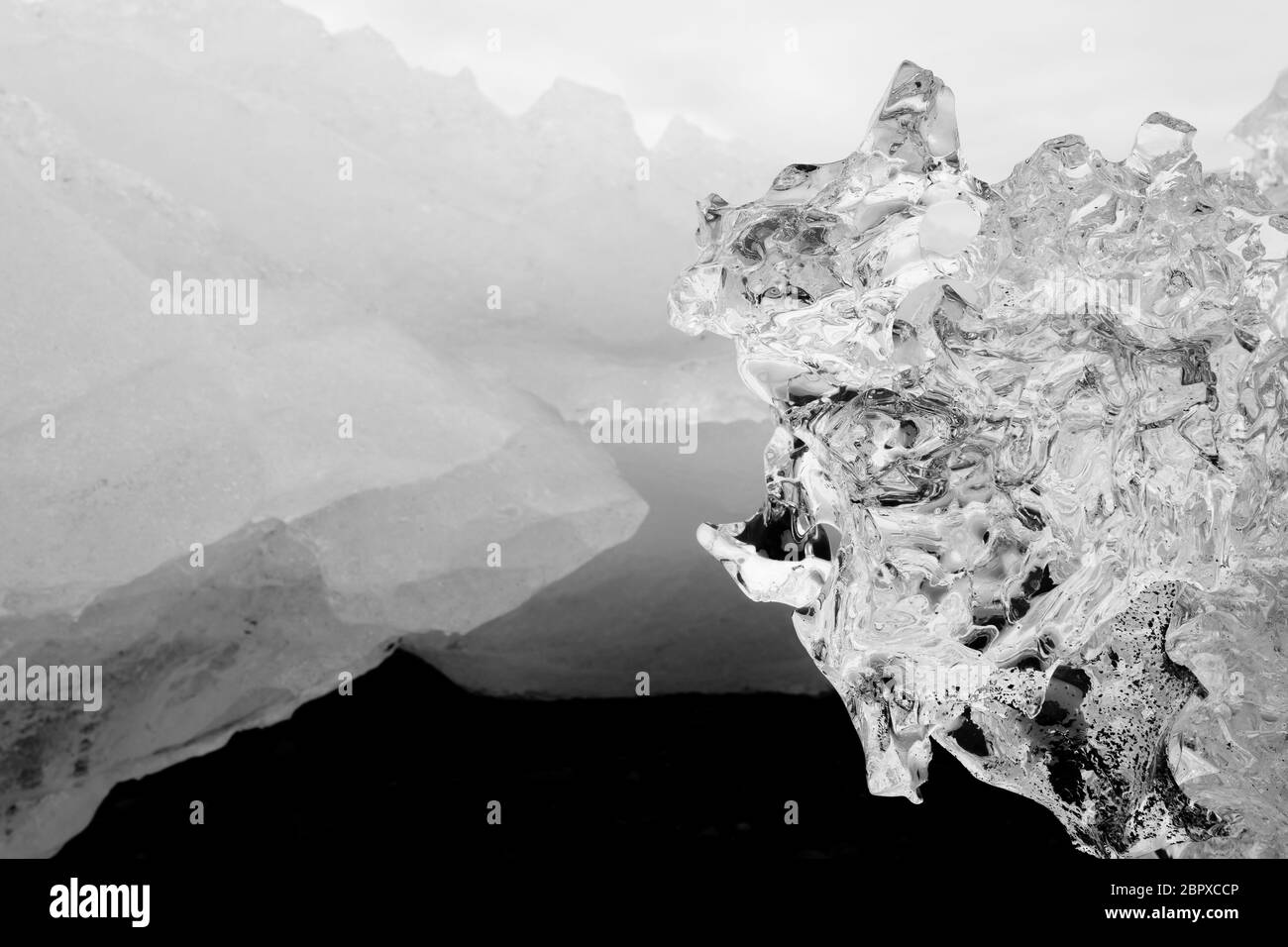 Formazioni di ghiaccio dello sfondo. ghiaccio vicino. Carta da parati ghiacciata. Foto Stock