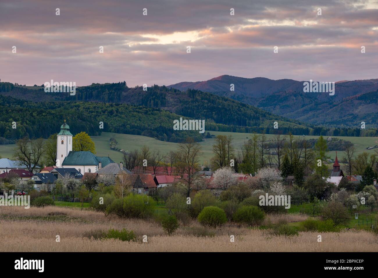 Villaggio di Klastor pod znievom villaggio nella regione Turiec, Slovacchia. Foto Stock