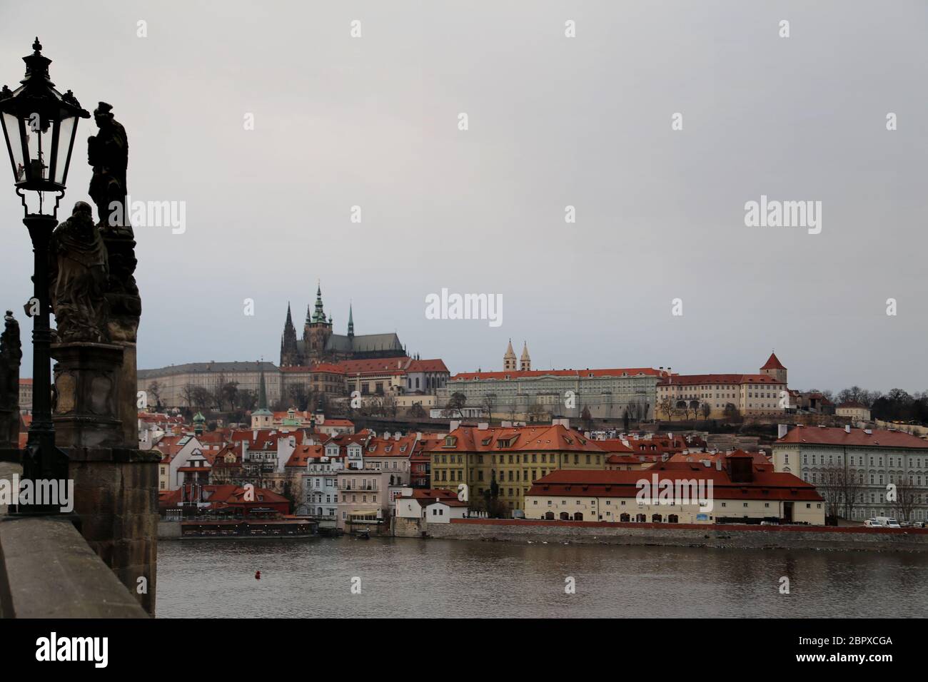 Vista panoramica invernale sull'architettura del molo della città vecchia e sul Ponte Carlo sul fiume Moldava a Praga, Repubblica Ceca. Vacanza in Europa, famoso luogo turistico Foto Stock