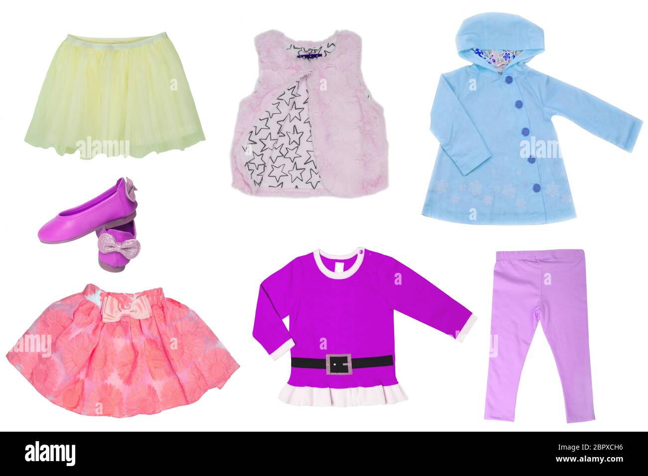 Collage Set di vestiti bambina per giorno del bambino isolato su uno sfondo bianco. Moda colorata per feste o feste di compleanno. La bambina si fash Foto Stock