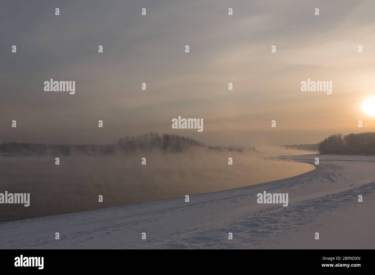 Inverno gelido tramonto sul fiume in Siberia in inverno nel dicembre Foto Stock