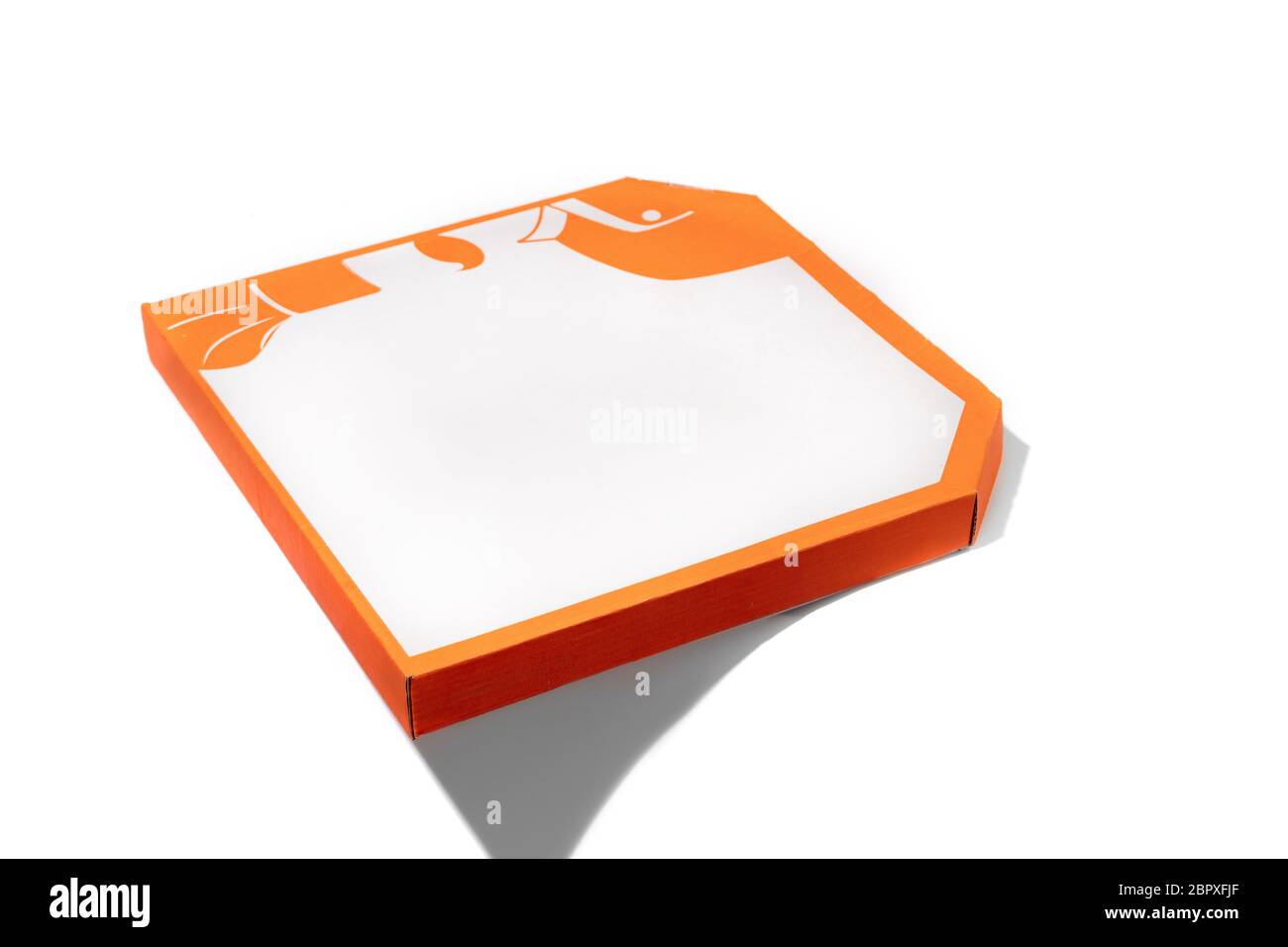 Primo piano di scatola arancione cartone per pizza isolato su sfondo bianco studio con copyspace. Cibo e alimentazione veloci e tradizionali, imballaggio per la consegna, scatola per la spedizione, trasporto. Foto Stock
