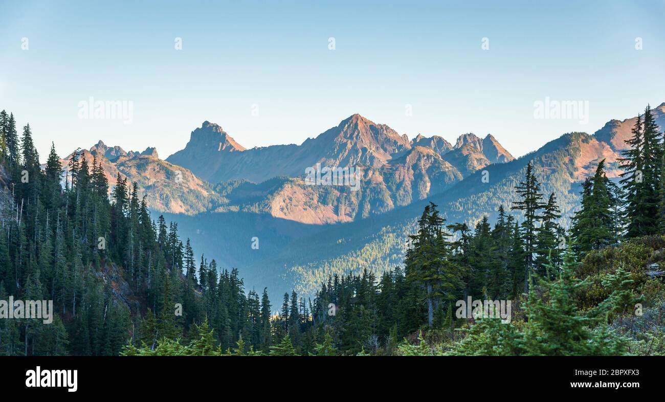 Vista di mt Shuksan, vista panoramica sul Monte Baker Snoqualmie National Forest Park, Washington, USA. Foto Stock