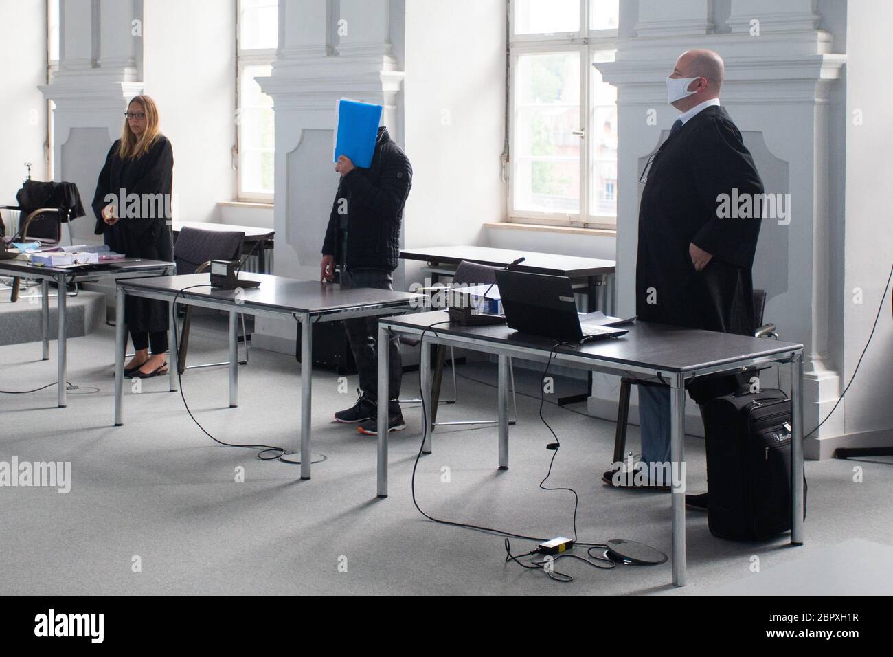 Ellwangen, Germania. 20 Maggio 2020. Il convenuto (M), il suo avvocato Anna Göbel (l) e il suo avvocato Matthias Sigmund (r) sono in piedi davanti ai loro posti prima dell'inizio del processo. Si dice che l'accusato abbia aspettato la moglie, che vive separatamente da lui, a causa di litigi sulla strada del lavoro, la ha picchiata e ha versato benzina su di lei. Poi si dice che abbia gettato una sigaretta bruciante nella macchina, causando un'esplosione in cui la moglie è stata uccisa. È minacciato di ergastolo. Credit: Tom Weller/dpa/Alamy Live News Foto Stock